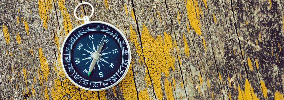 une boussole sur une surface de bois