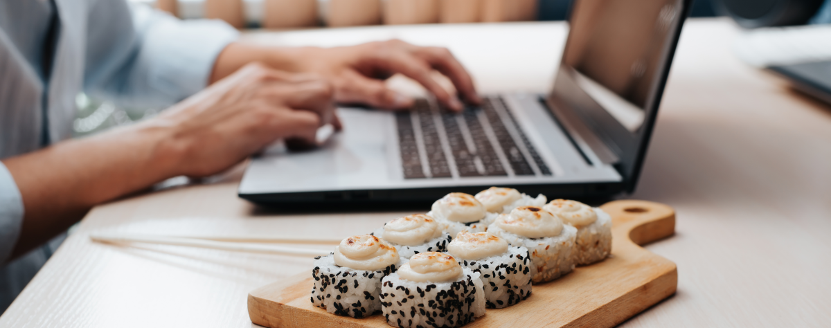 une femme assiste à une formation à l'heure du lunch